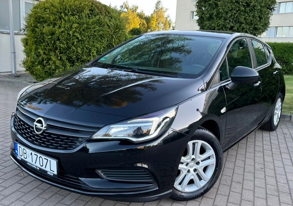 Opel Astra cena 43999 przebieg: 66200, rok produkcji 2017 z Wałbrzych małe 529